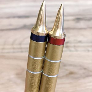Nahaufnahme der Spitzen zweier Magnetstifte mit blauem und rotem Farbring